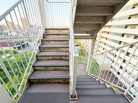 落ち着いた雰囲気の階段。手すりもあり安心ですね。