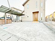 本物件の駐車スペースです。車種制限のある場合もございますので、お気軽にお問い合わせくださいませ。