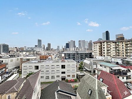 窓を開けると広がる青空。心をリフレッシュして日々を過ごしていきましょう。