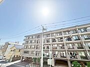 窓を開けると広がる青空。心をリフレッシュして日々を過ごしていきましょう。