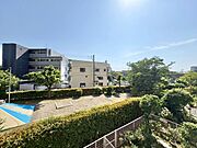 窓を開けると広がる青空。心をリフレッシュして日々を過ごしていきましょう。