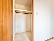 居室にはクローゼットがあり、荷物もスッキリ収納して快適にお過ごしいただけます。