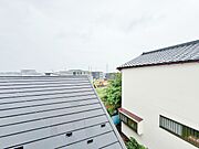窓を開けると広がる青空。心をリフレッシュして日々を過ごしていきましょう。