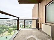 暮らしの中で、光と風を演出してくれるバルコニー。