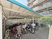きちんと整備された駐輪場。住む方の心遣いが感じられます。