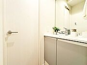 何かと物が増える場所だからこそ、スッキリと見映えの良い空間に。