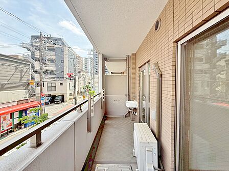 暮らしの中で、光と風を演出してくれるバルコニー。