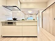 スマートな意匠と充実の機能を備えたキッチンが、暮らしにおいしい彩りを添えます。