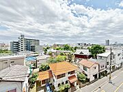 窓を開けると広がる青空。心をリフレッシュして日々を過ごしていきましょう。