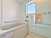 一日の疲れを癒すバスルームは、心地よいリラックスを叶える清潔感溢れる空間です。