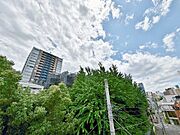 窓を開けると広がる青空。心をリフレッシュして日々を過ごしていきましょう。