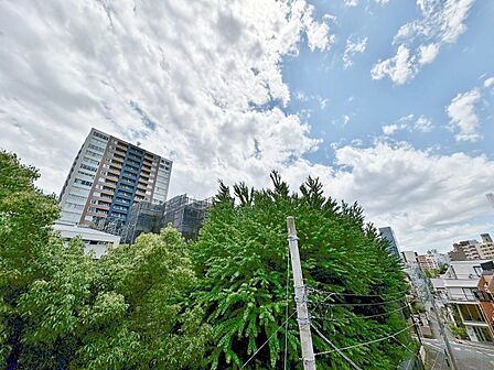 窓を開けると広がる青空。心をリフレッシュして日々を過ごしていきましょう。