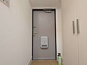 シューズボックスを完備した玄関です。