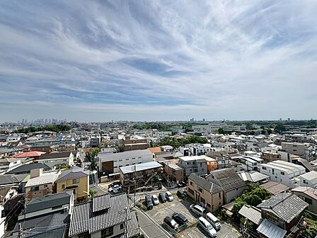 窓を開けると広がる青空。心をリフレッシュして日々を過ごしていきましょう。