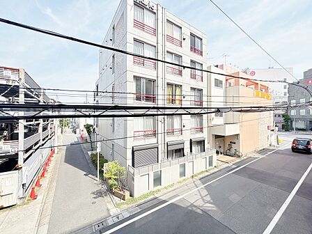 窓を開けると広がる青空。心をリフレッシュして日々を過ごしていきましょう。