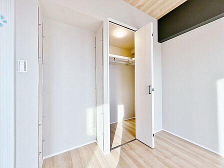 居室にはクローゼットがあり、荷物もスッキリ収納して快適にお過ごしいただけます。