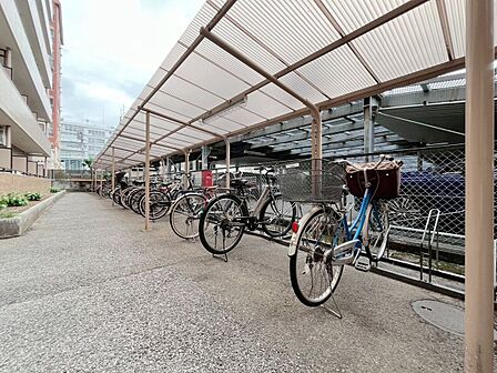 きちんと整備された駐輪場。住む方の心遣いが感じられます。