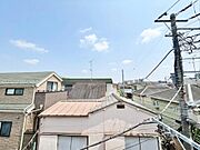 窓を開けると広がる青空。心をリフレッシュして日々を過ごしていきましょう。