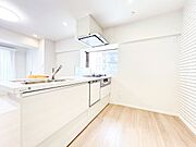 スマートな意匠と充実の機能を備えたキッチンが、暮らしにおいしい彩りを添えます。