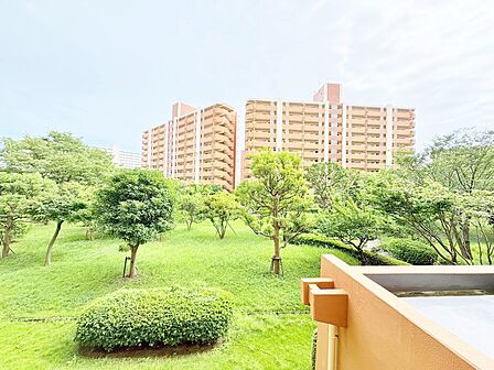 窓を開けると広がる青空。心をリフレッシュして日々を過ごしていきましょう。