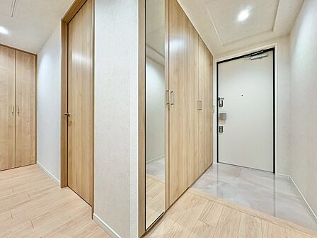 シューズボックスを完備した玄関です。