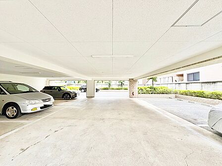 本物件の駐車スペースです。車種制限のある場合もございますので、お気軽にお問い合わせくださいませ。