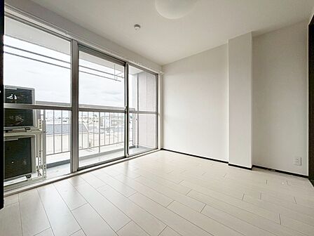忙しく過ぎゆく日常を置き去るほど、ゆったりした時間が流れるリビング。
