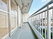 暮らしの中で、光と風を演出してくれるバルコニー。