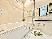 一日の疲れを癒すバスルームは、心地よいリラックスを叶える清潔感溢れる空間です。