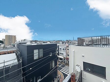 窓を開けると広がる青空。心をリフレッシュして日々を過ごしていきましょう。