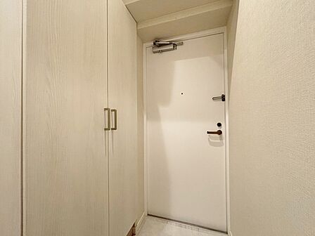 シューズボックスを完備した玄関です。