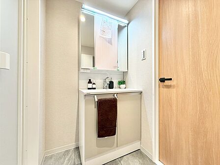 何かと物が増える場所だからこそ、スッキリと見映えの良い空間に。