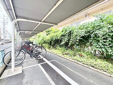 きちんと整備された駐輪場。住む方の心遣いが感じられます。