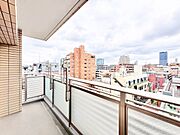暮らしの中で、光と風を演出してくれるバルコニー。