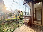お子様が遊んだり、趣味のガーデニングにピッタリのお庭。
