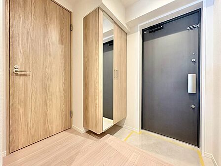 シューズボックスを完備した玄関です。