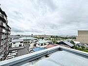 窓を開けると広がる青空。心をリフレッシュして日々を過ごしていきましょう。