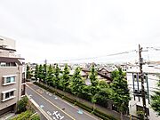 窓を開けると広がる青空。心をリフレッシュして日々を過ごしていきましょう。