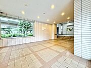 エントランス内部は、管理が行き届き清潔な共有スペースとなっています。