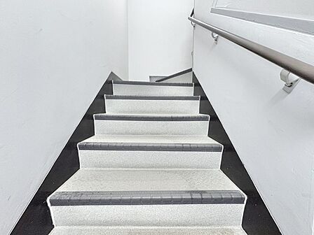 落ち着いた雰囲気の階段。手すりも常設しているので、ゆったりお使いになれます。