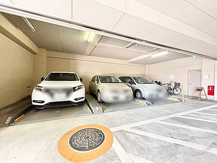 本物件の駐車スペースです。車種制限のある場合もございますので、お気軽にお問い合わせくださいませ。