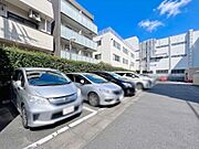 本物件の駐車スペースです。車種制限のある場合もございますので、お気軽にお問い合わせくださいませ。