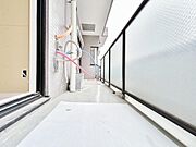 暮らしの中で、光と風を演出してくれるバルコニー。