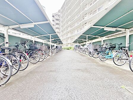 きちんと整備された駐輪場。住む方の心遣いが感じられます。