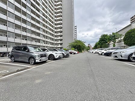 本物件の駐車スペースです。車種制限のある場合もございますので、お気軽にお問い合わせくださいませ。