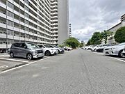 本物件の駐車スペースです。車種制限のある場合もございますので、お気軽にお問い合わせくださいませ。