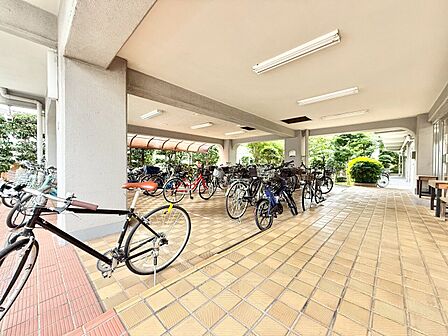 きちんと整備された駐輪場。住む方の心遣いが感じられます。