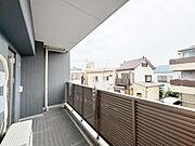 暮らしの中で、光と風を演出してくれるバルコニー。