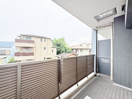 窓を開けると広がる青空。心をリフレッシュして日々を過ごしていきましょう。