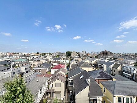 窓を開けると広がる青空。心をリフレッシュして日々を過ごしていきましょう。